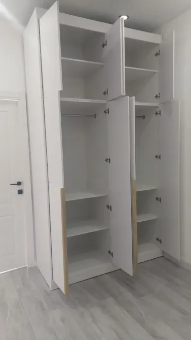 Ашық есіктері бар шкаф полкпен