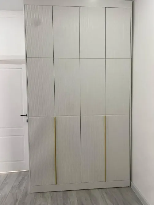 Шкаф рифлен поверхностьпен және жабық есіктермен