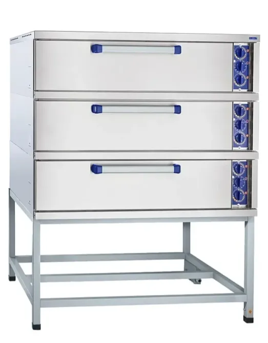 Промышленные печи для пиццы с тремя уровнями, изготовленные из нержавеющей стали. Каждый уровень имеет отдельные регуляторы температуры и таймеры