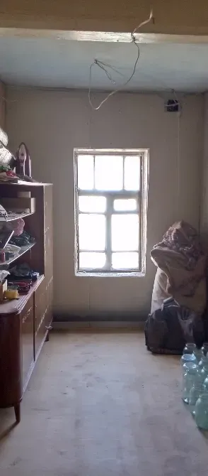 Маленькая комната с окном и мебелью