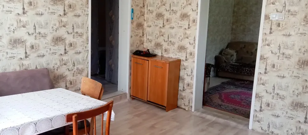 Столовая зона с обеденным столом и кухонными шкафами