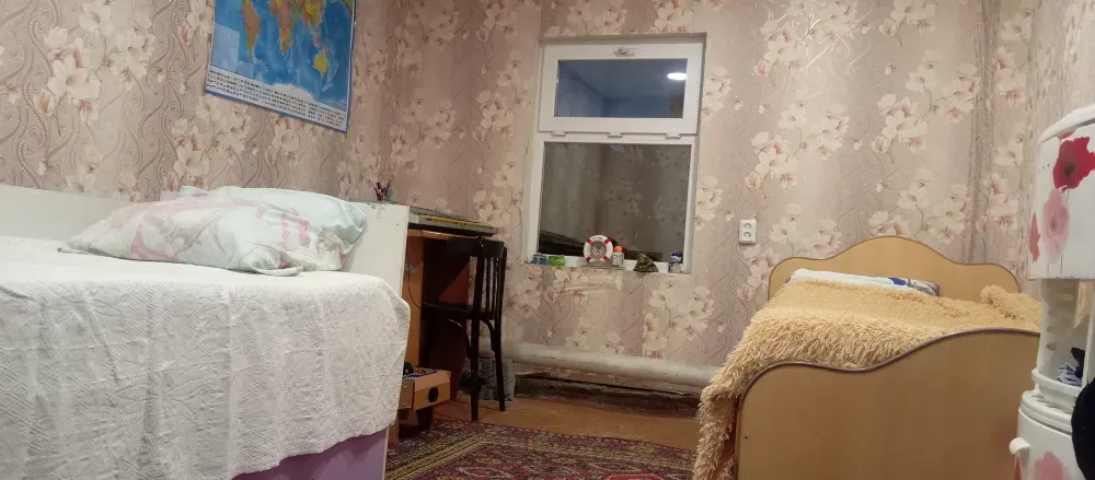 Интерьер комнаты с двумя кроватями и окном