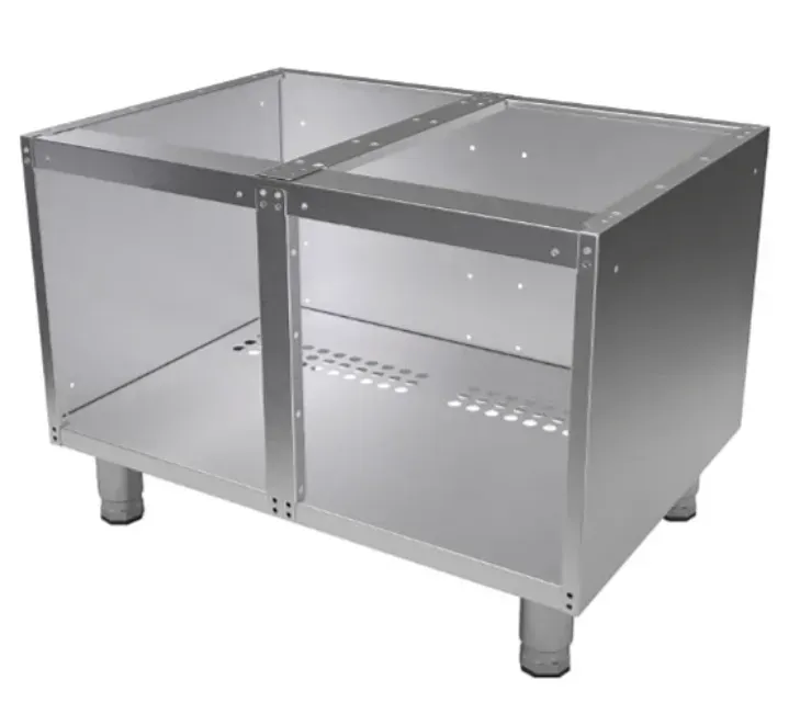 Металлический кухонный шкаф с двумя отделениями и открытой нижней частью для хранения оборудования или посуды