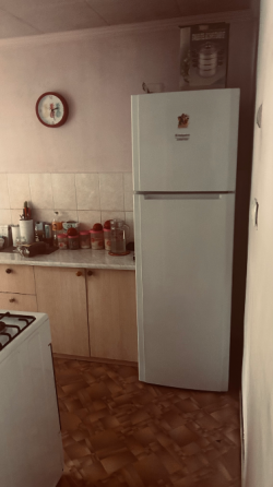 Тоңазытқышы мен банкілермен сөрелері бар асүй