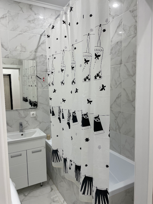 пердесі бар ванна бөлмесі мен раковина