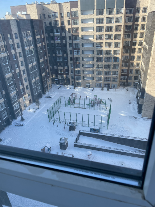 терезеден қысқы алаңға көрініс