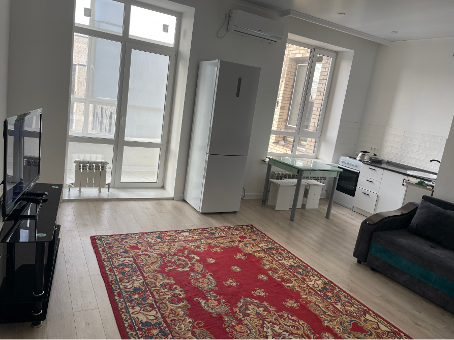 жарық тағамдар дайындалатын қонақ бөлме тоңазытқыш пен плита