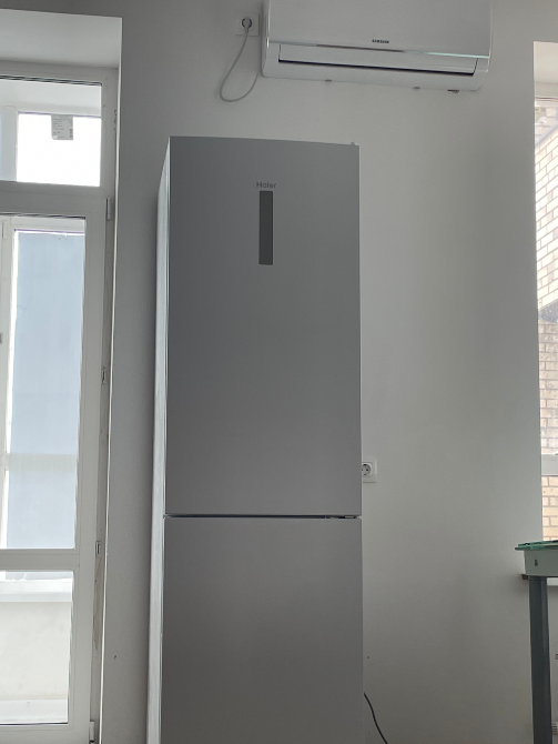 терезе жақта орналасқан биік тоңазытқыш