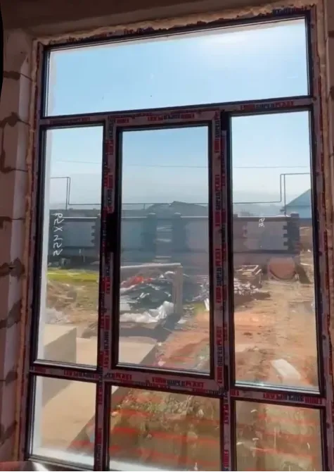 Қорғаушы пленкамен орнатылу процесіндегі терезе