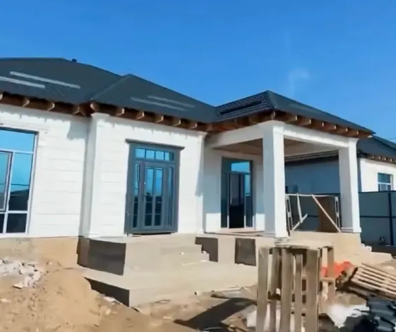 Жаңа құрылыс, террасасы және заманауи терезелері бар