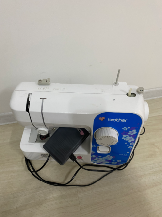 Brother HC-22 тігін машинасының басқа ракурстан көрінісі педальмен