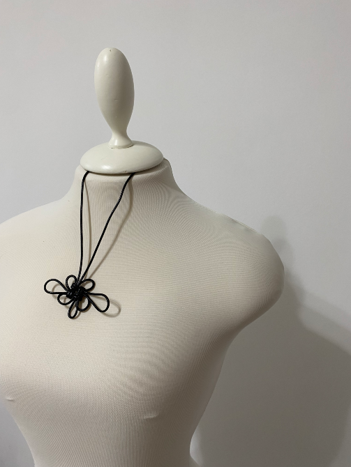 Манекендегі қара гүлді моншақ