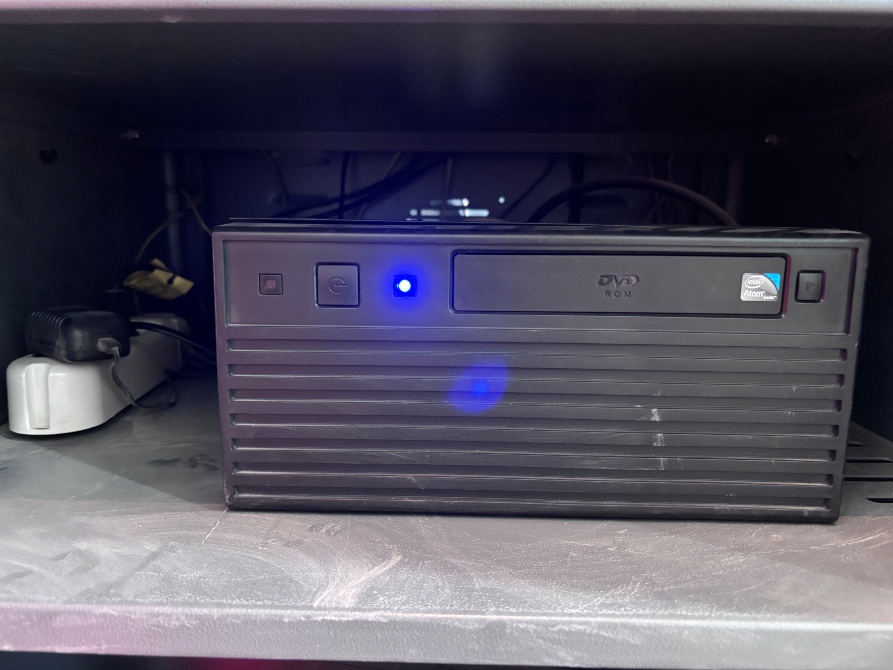 Құрылғының төменгі бөлігінде DVD ойнатқыш