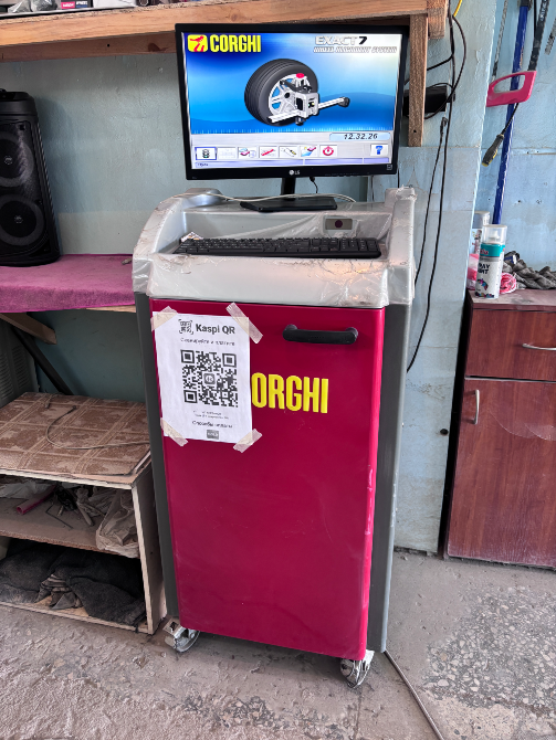 Монитор мен компьютермен жабдықталған дөңгелектерді теңестіру стенді