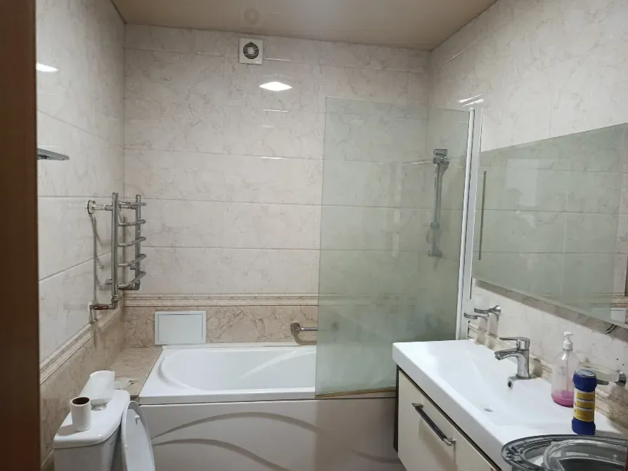 Современная ванная комната с ванной и душевой кабиной