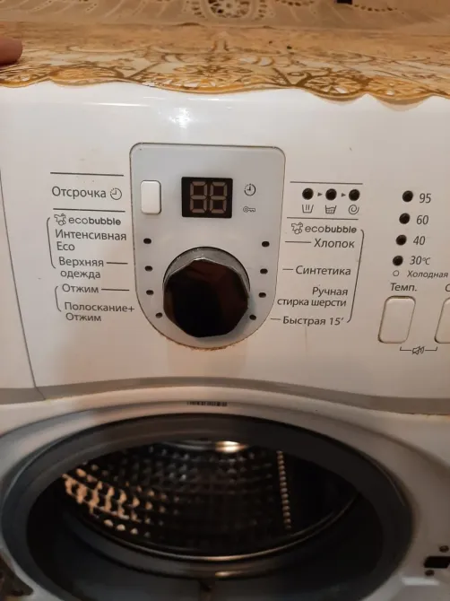 Стиральная машина басқару панелінің жақынырақ көрінісі, жуу режимдері мен параметрлерімен