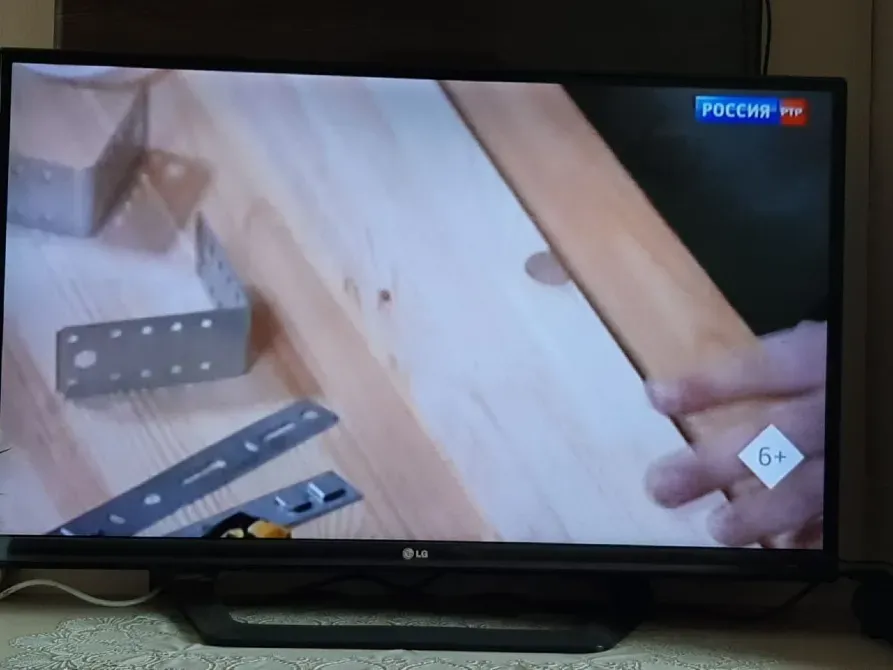 Работа с деревянными материалами и инструментами на телевизионном экране
