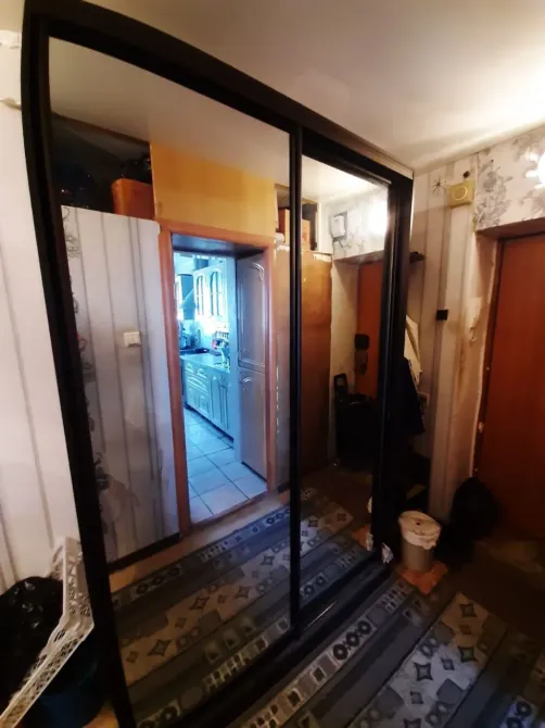 Ашық есігі бар айна шкафы және асүйге көзқарас