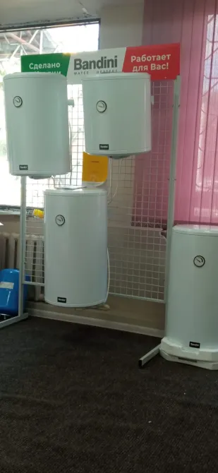 Электрические водонагреватели Bandini на стенде в помещении