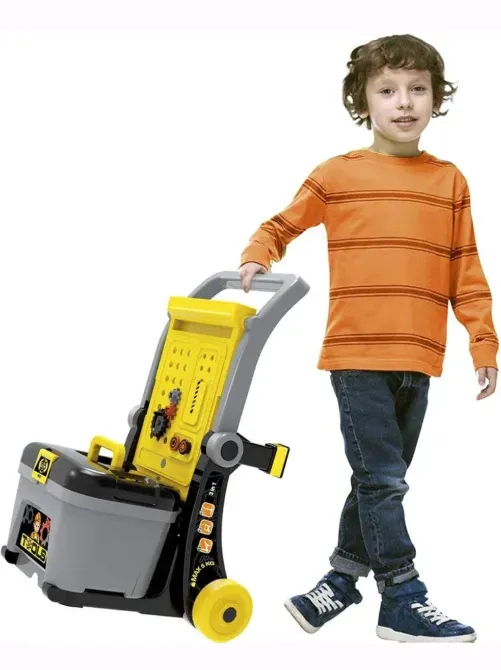 Мальчик с игрушечным ящиком для инструментов