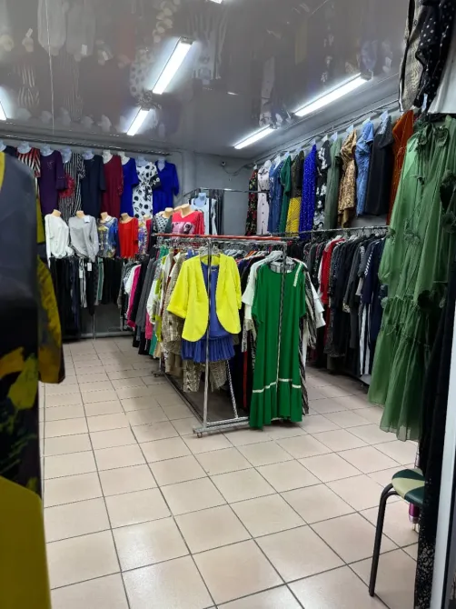 Вид на стенды с одеждой в бутике и разнообразные модели