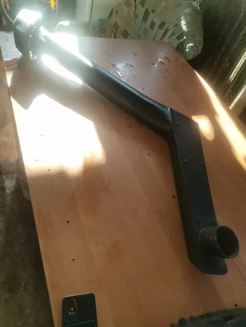 Детали автомобильной детали на деревянном столе