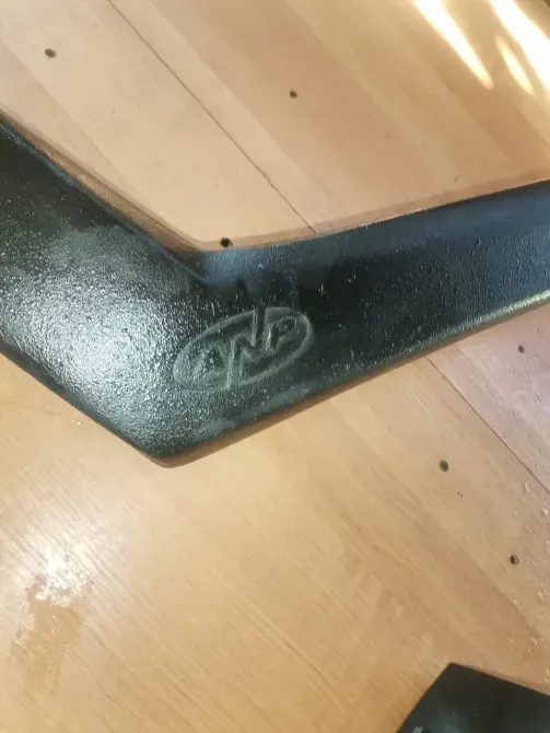 Вид автомобильной детали с логотипом