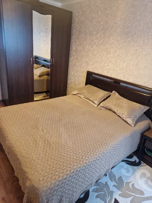 Уютная комната с деревянной мебелью и текстильным декором