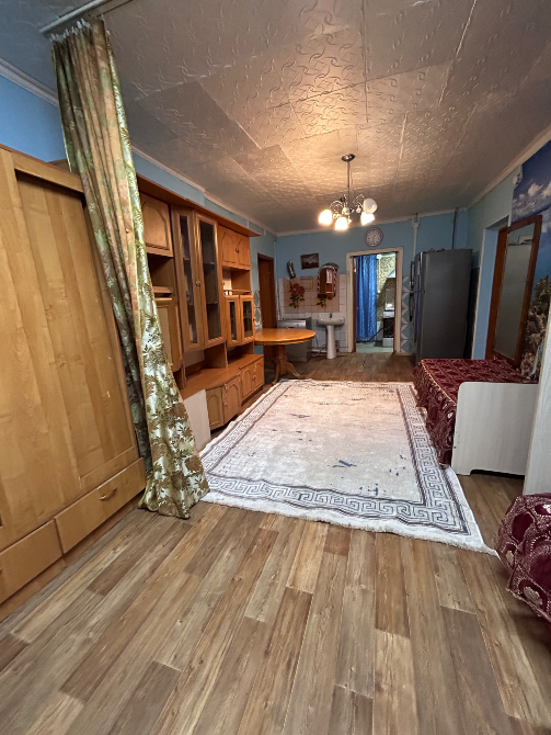 Кілем мен жиһаздары бар қонақ бөлмесі