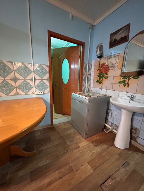 Раковина мен кір жуу машинасы бар асхана