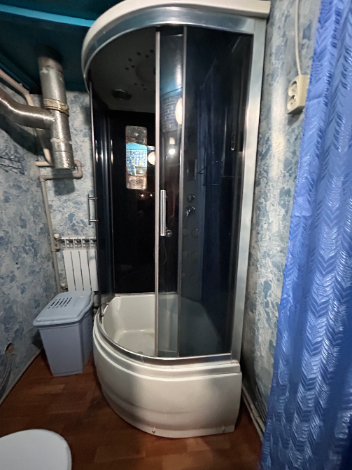 Душ кабинасы бар ванна бөлмесі