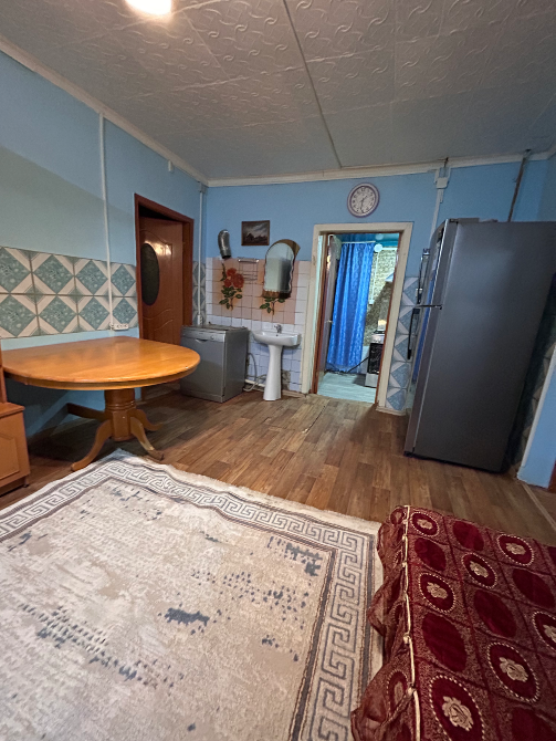 Асханадан тамақтану үстелі мен тоңазытқышқа көрініс