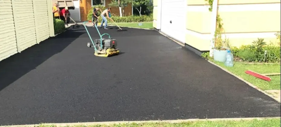 Үйдің жанындағы асфальт төсеу процесі