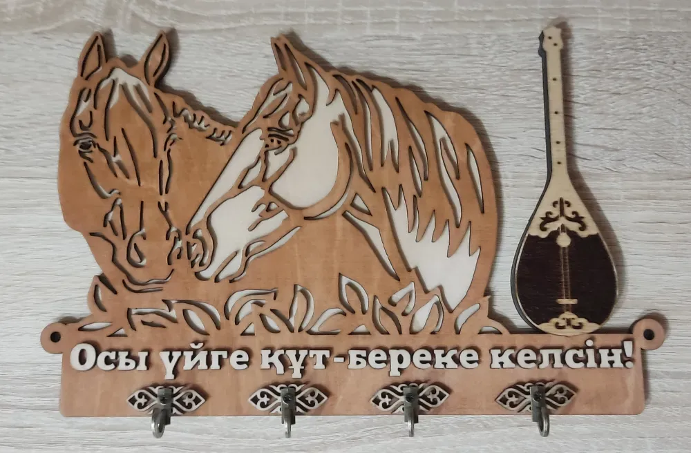 Деревянная подвеска с изображением двух лошадей и музыкального инструмента