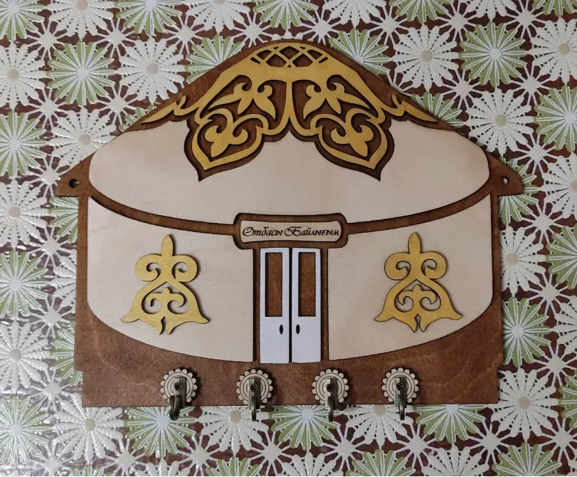 Деревянная подвеска в форме юрты с декоративными элементами