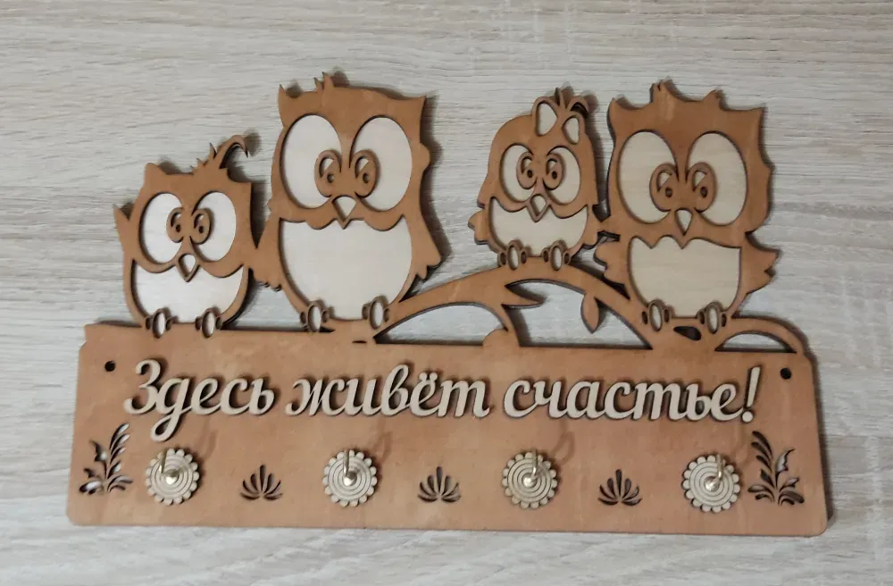 Декор с изображением четырех сов, подчеркивающий счастье