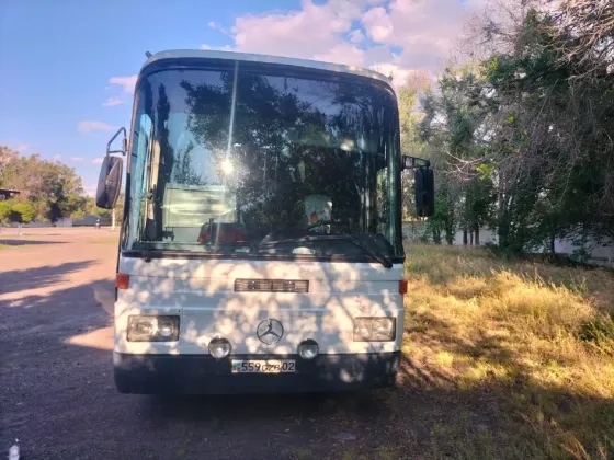 Автобус с длинным кузовом на обочине дороги