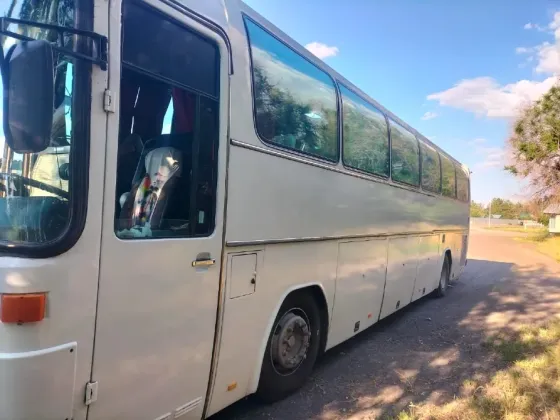 Автобус с длинным кузовом на обочине дороги