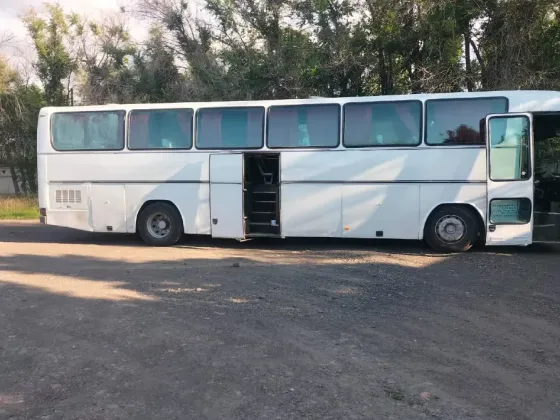 Автобус с длинным кузовом на обочине дороги