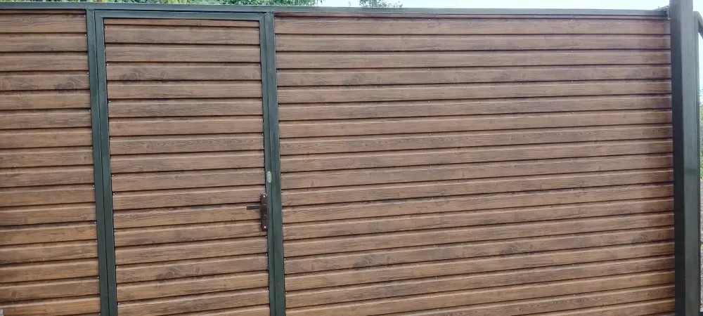 Пластикалық панельдерден жасалған қоршаудағы есік