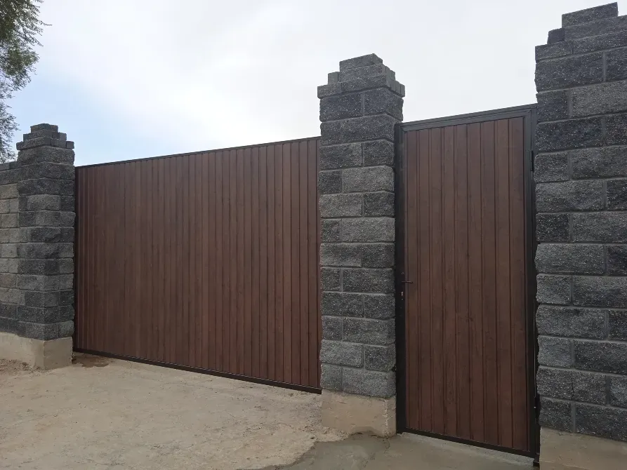 Ағаштан жасалған қоршау мен кіреберіс есігі бар