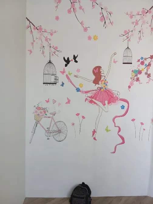 Иллюстрация с фреской девушки в розовом платье и цветами на белой стене