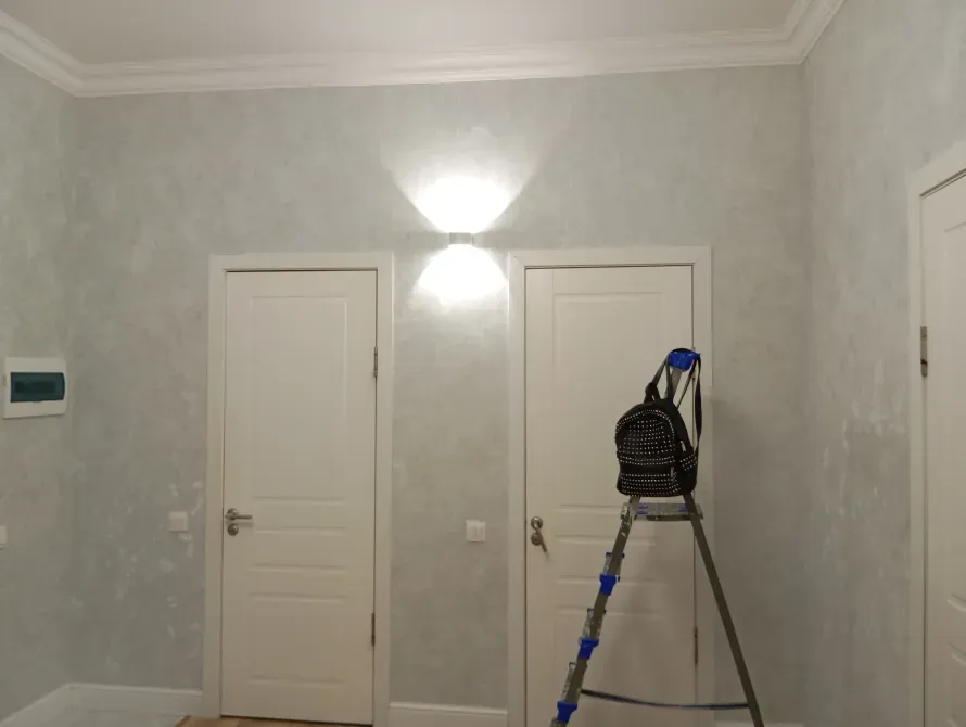 Картинка с лестницей и серыми стенами в комнате