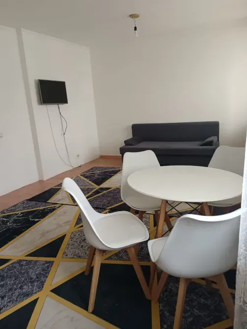 Просторная гостиная с обеденным столом и стульями