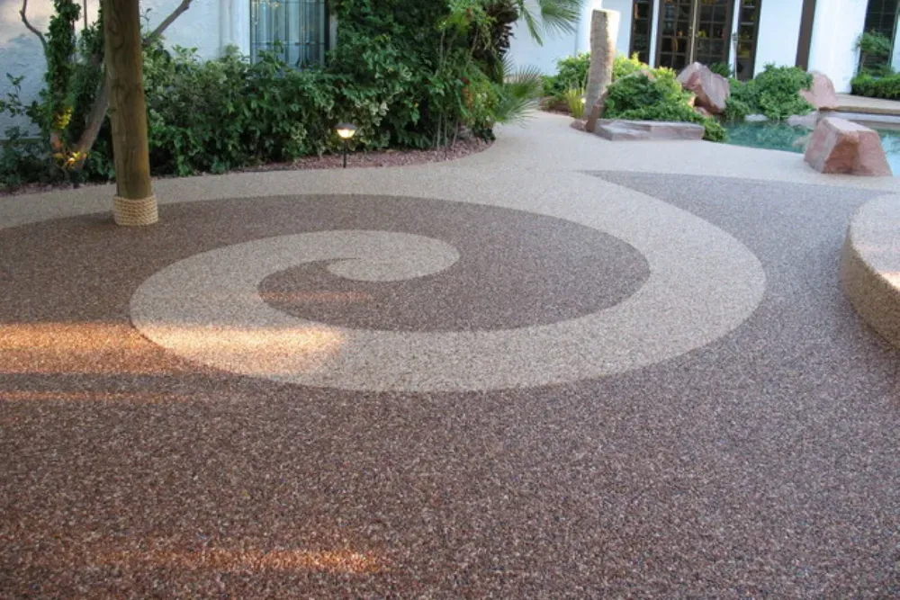 Декоративная поверхность с элементами спирали, выполненная из натурального камня, в саду