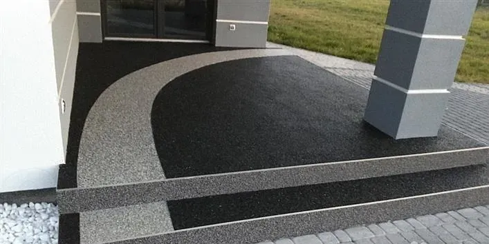 Черное и серое декоративное покрытие на входной площадке дома