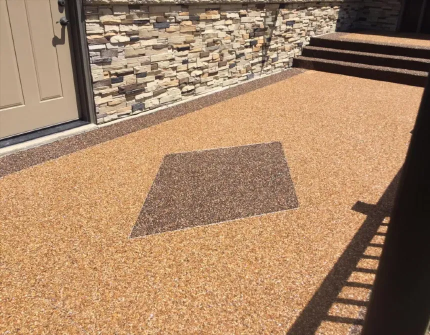 Декоративное покрытие для территории с элементами квадратной формы, выполненное из подобранного по цвету материала