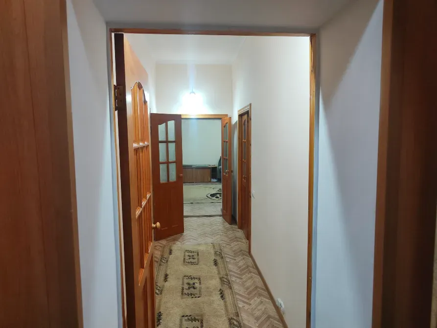 Есік пен жарықтандырумен жабдықталған коридор