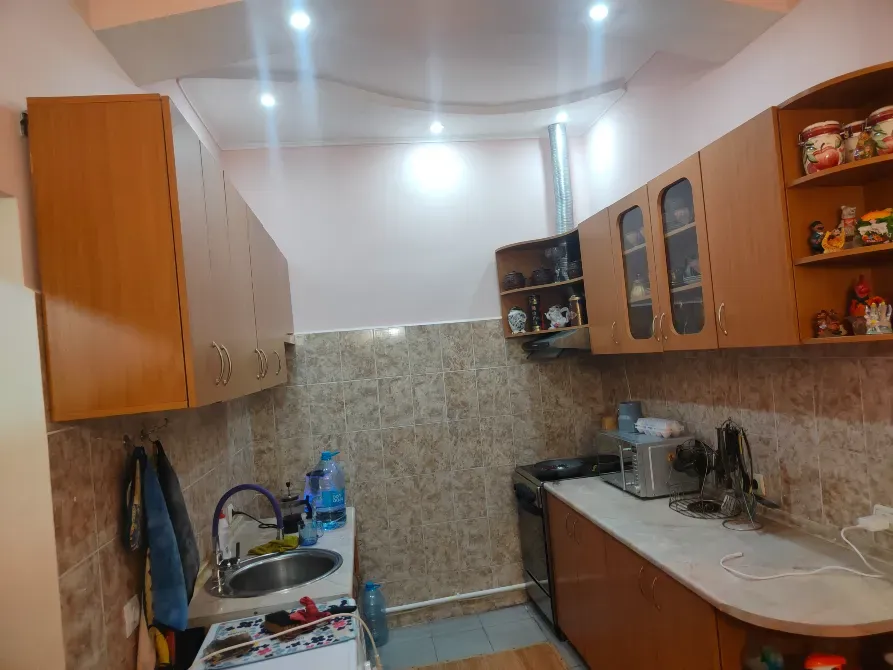 Шкафтар мен ас үй техникасымен жабдықталған асүй