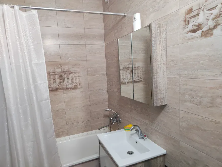 Ванна мен айнасы бар жуынатын бөлме